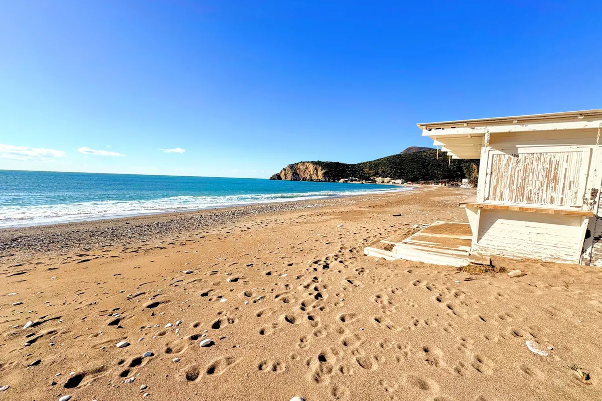 Panorama of Čanj Pearl Beach with the cliffs in the background