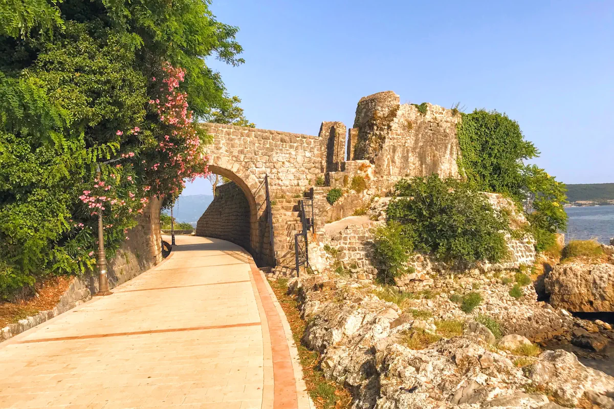 Pet Danica Promenade Tunnels