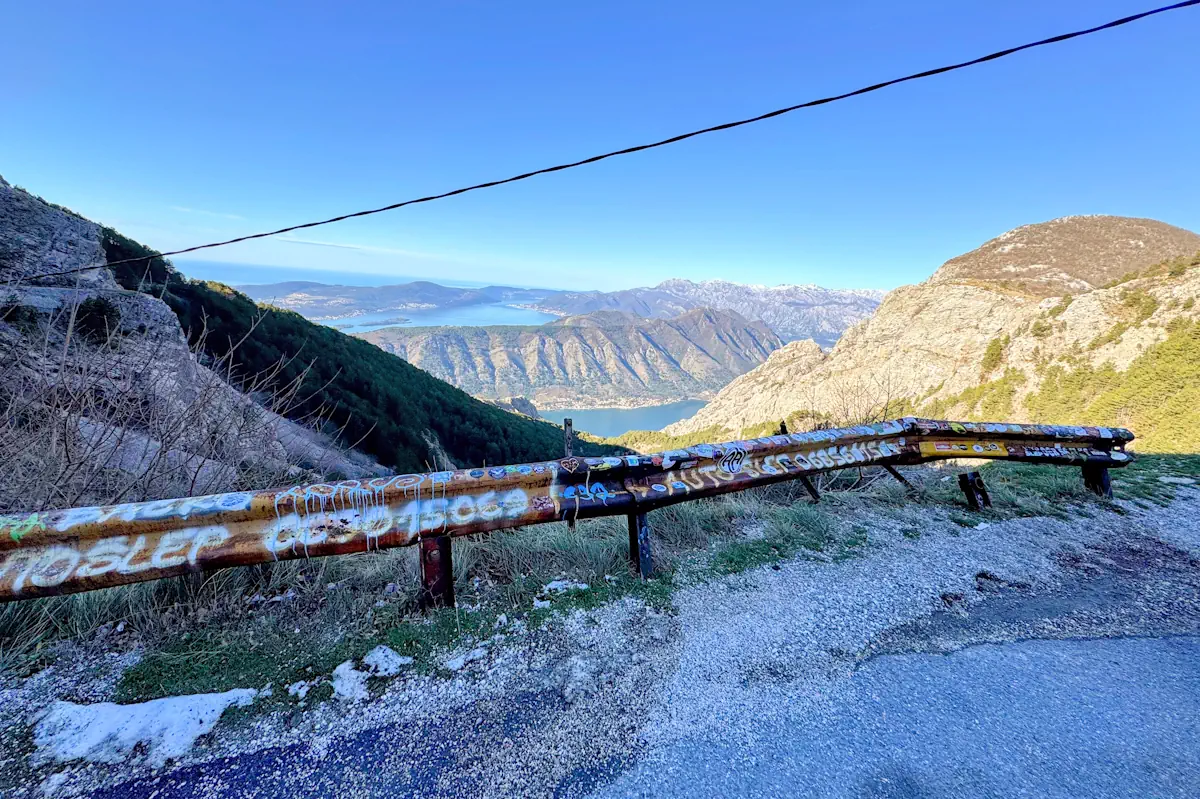 Narrow safety barriers on Kotor Serpentine