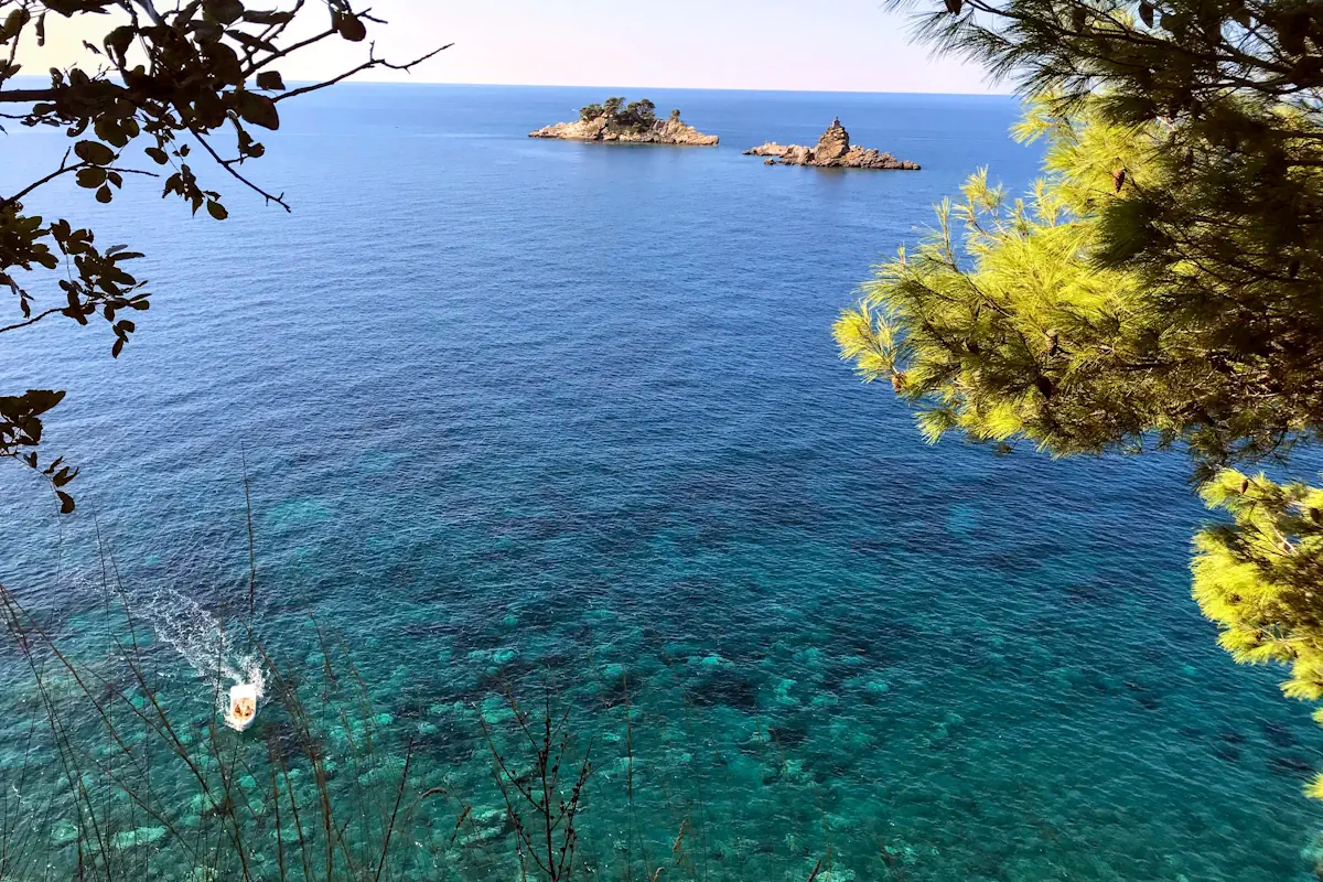 The path overlooking Katic and Sveta Nedelja Islets