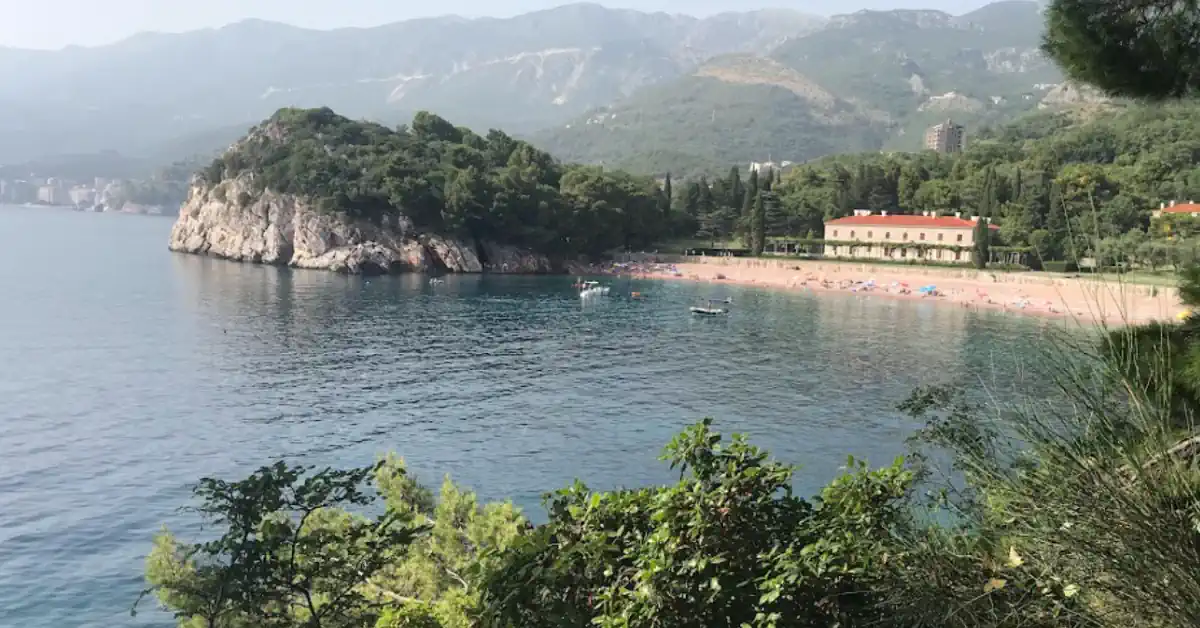 The exclusive King’s Beach in Miločer surrounded by royal parkland and cedars