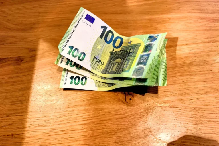 Montenegro Currency, 100 euro bills